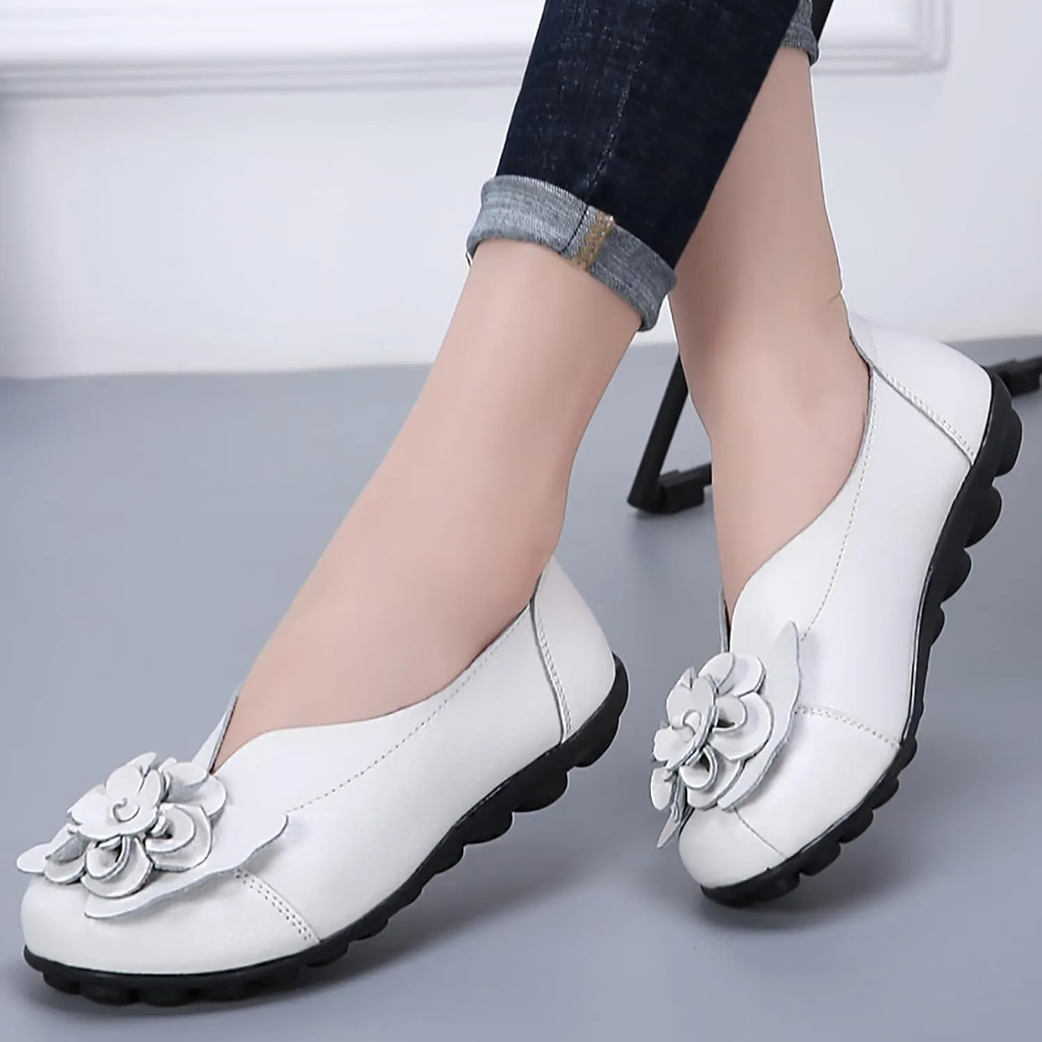 Slip on Loafers for Women Leather Flowers Loafers Comfortable Walking Work Flats Shoes Lightweight Soft Sole Flat Shoes Round Toe Summer Shoe
